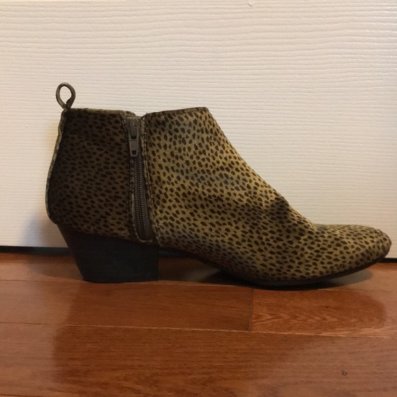 Women’s Heeled Ankle Boot - Picture 3 of 5